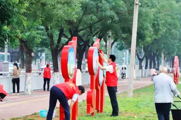 林州市委书记王宝玉带队开展“全民洗城”志愿服务