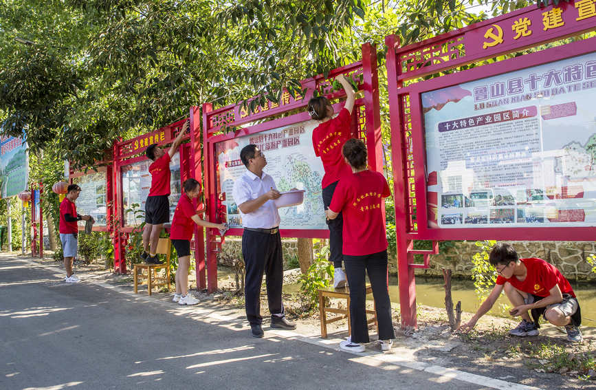 志願者扮靚美麗鄉村。郭東偉攝