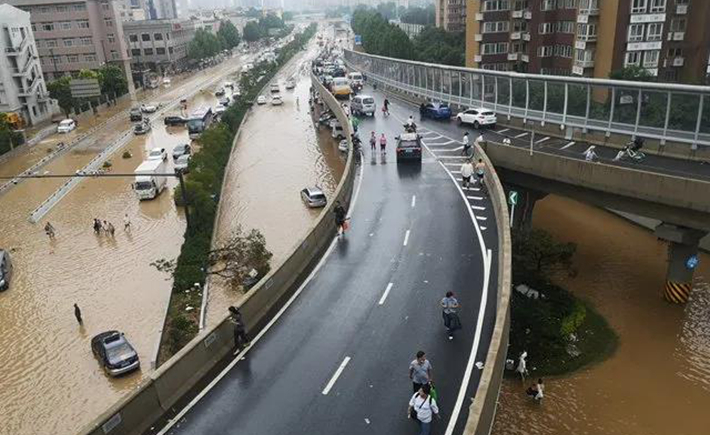 暴雨后，不少车辆泡水，有车辆在立交桥停靠。