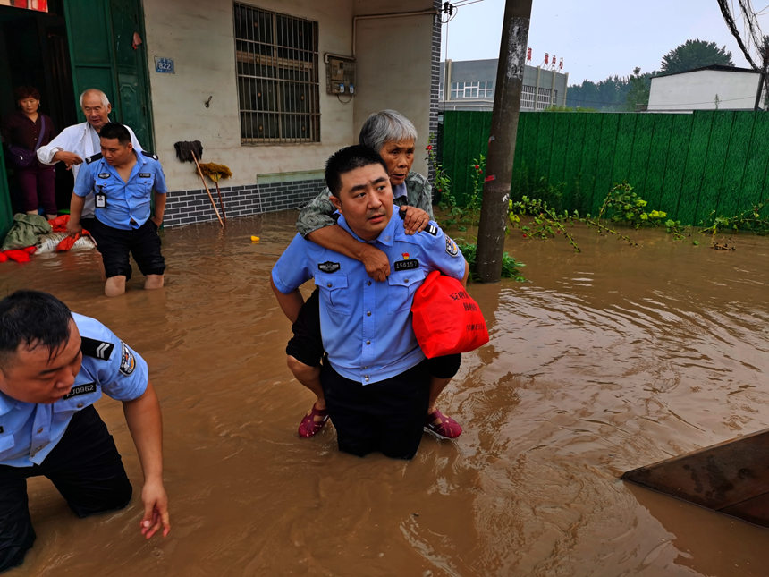 7月21日，许昌长葛区域双洎河水位上涨严重，长葛警方派出民辅警投入到防汛抢险救灾工作。赵伟峰摄