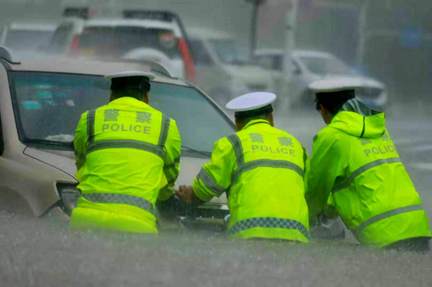 连日来，郑州交警全员上岗，到市区各个积水路段指挥交通，全力保障城市道路畅通。刘军摄