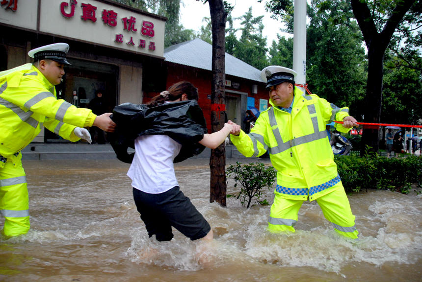 连日来，郑州交警全员上岗，到市区各个积水路段指挥交通，全力保障城市道路畅通。刘军摄