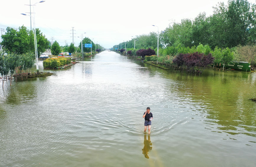7月29日，新乡市区北环路附近积水渐退（航拍）。人民网 霍亚平摄