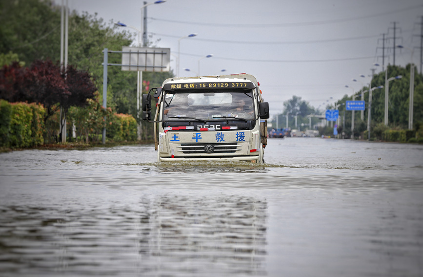 7月28日，新乡市北环路附近积水较深。人民网 霍亚平摄