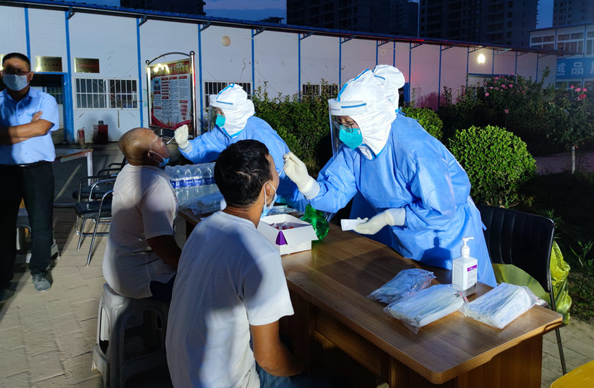 郑州市民们有序进行核酸登记、检测。河南省卫健委供图