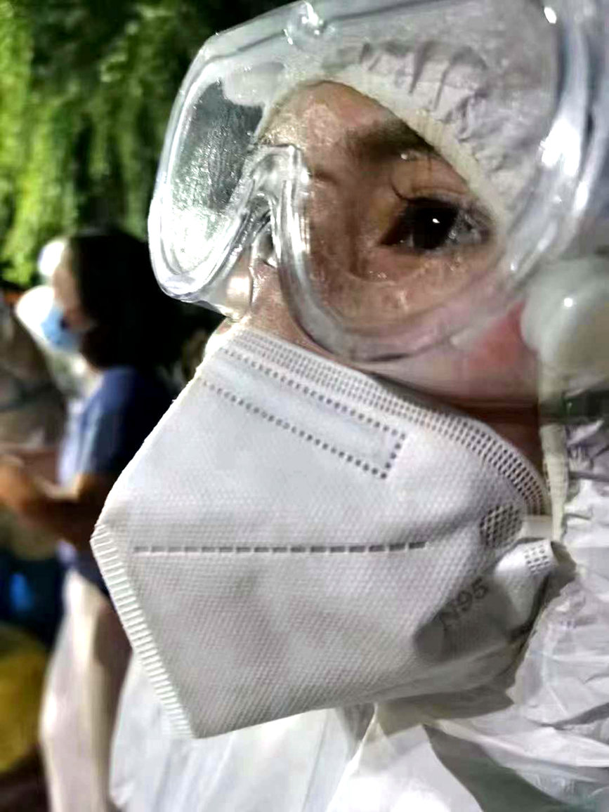 穿着防护服的医护人员闷出了很多汗。河南省儿童医院供图