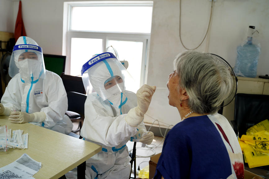 医护人员为居民做核酸检测。河南省儿童医院供图