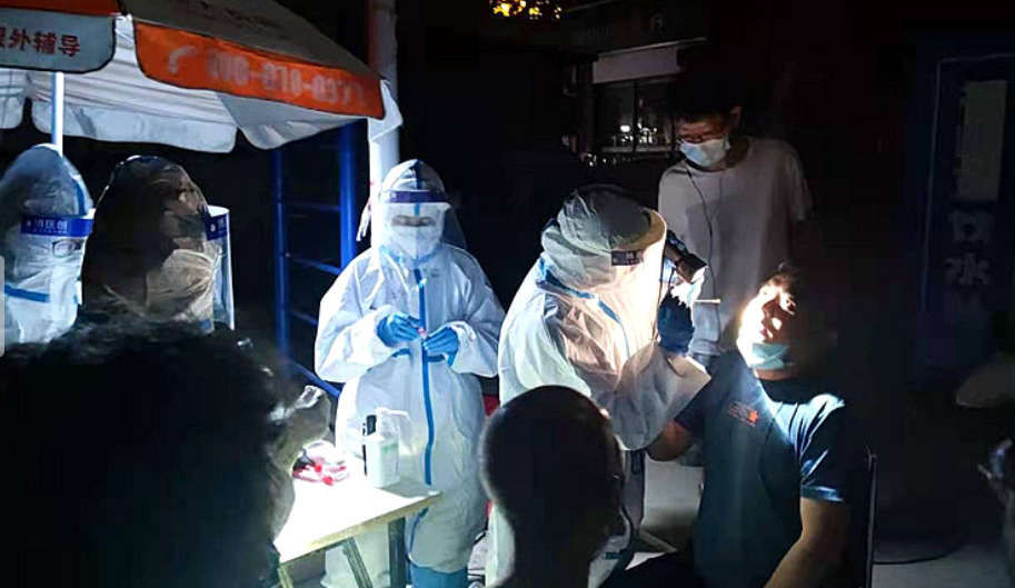 郑州十万人连夜核酸检测 