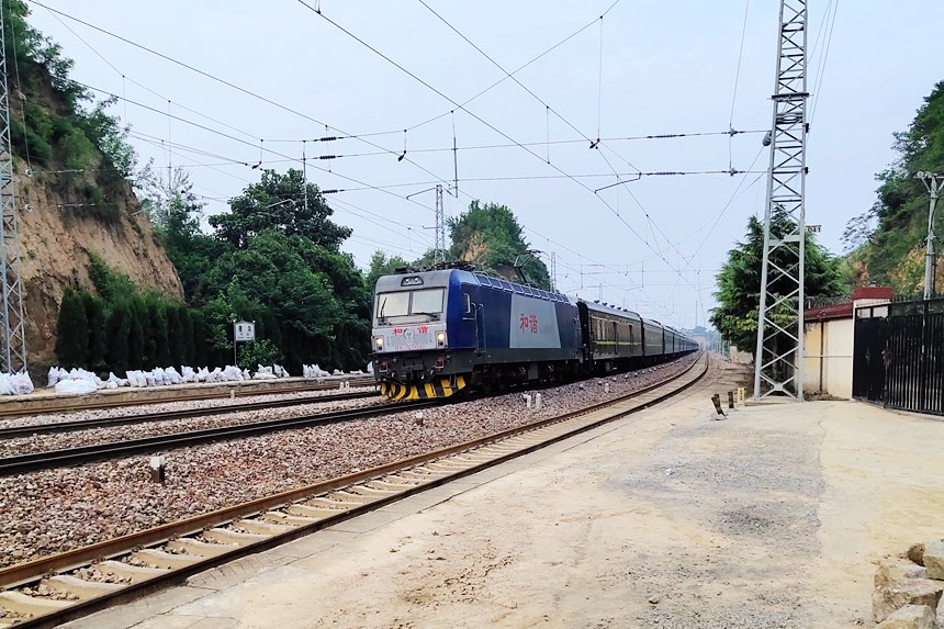 8月18日17时57分，陇海线开通后首列下行旅客列车K15次通过穆沟车站。赵震宇摄