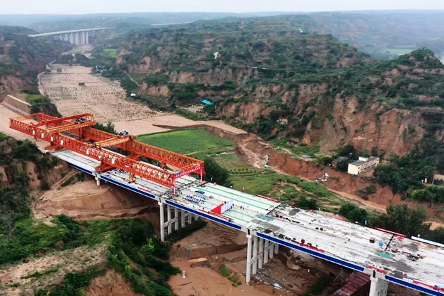 国道207孟州至偃师黄河大桥顺利合龙 计划年底全面通车
