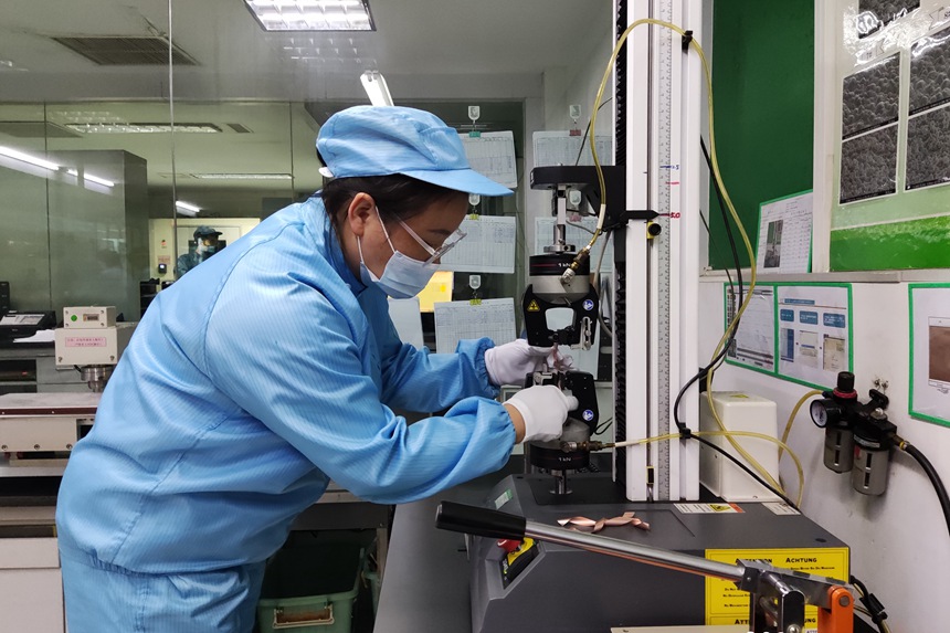 华鑫铜箔工人正在检测产品拉抗强度。