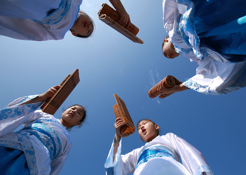 缑村小学学生诵读关于中秋节的传统诗词。