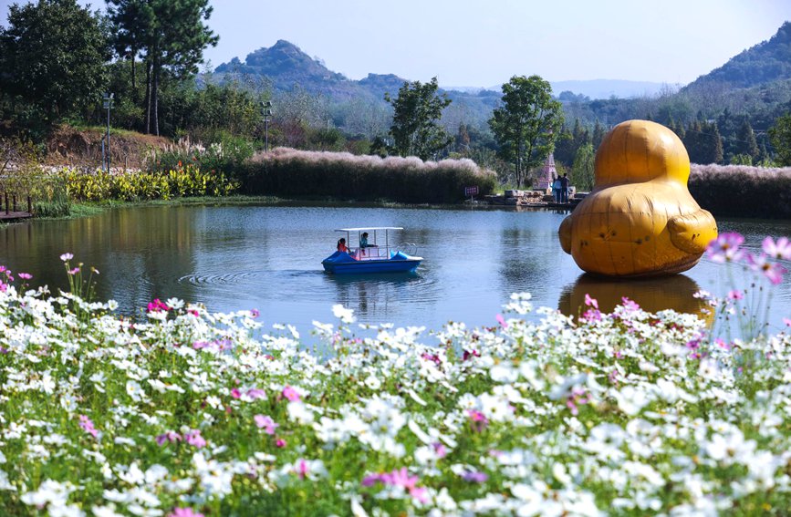 10月1日，游客在河南省光山縣潑陂河鎮鐘鼓樓親子樂園景區游玩。謝萬柏攝