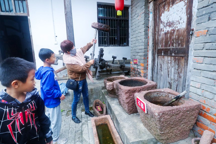 游客在河南省光山縣司馬光小鎮景區裡參觀游玩。謝萬柏攝