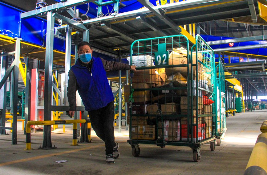 在中国邮政集团有限公司南阳市分公司邮件处理中心内，工作人员在托运快件。高嵩摄