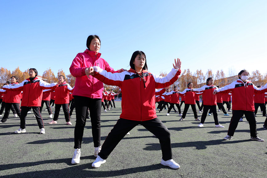 河南省焦作市温县一中的学生在老师指导下练习太极拳。徐宏星摄
