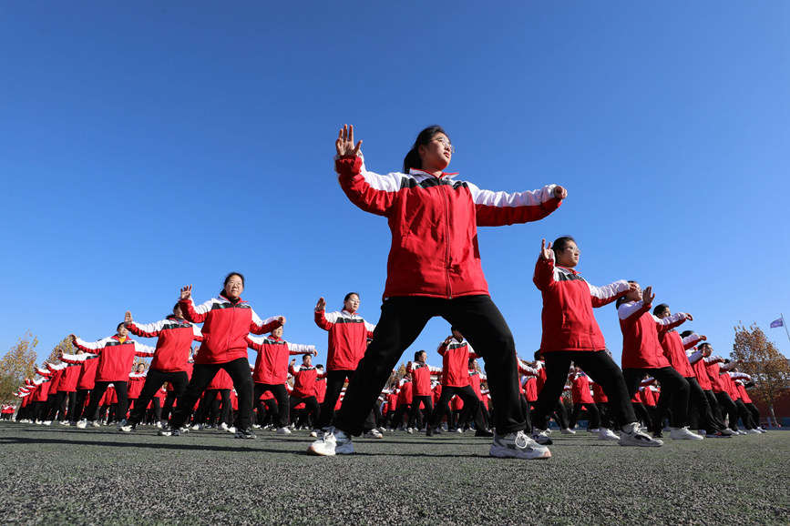 河南省焦作市温县一中的学生在体育课上打太极拳。徐宏星摄
