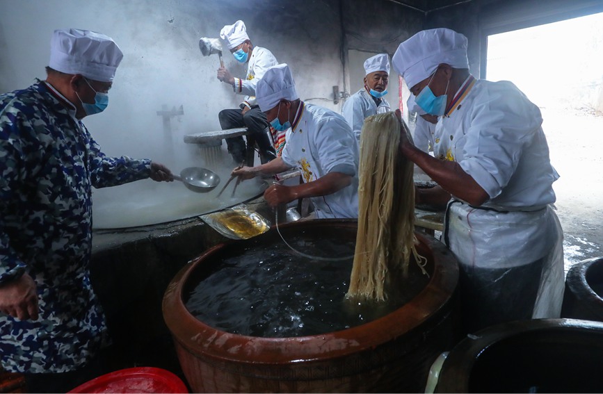 12月13日，光山縣文殊鄉杜槐村芳斌家庭農場，村民正在忙著制作、晾晒傳統手工純紅薯粉條。謝萬柏攝