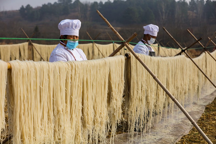 12月13日，光山县文殊乡杜槐村芳斌家庭农场，村民正在忙着制作、晾晒传统手工纯红薯粉条。谢万柏摄