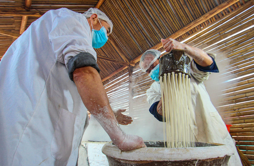 12月28日，河南省社旗县朱集镇殷河村农民在生产作坊进行手工漏粉。高嵩摄