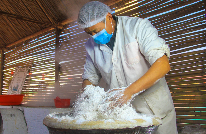 12月28日，河南省社旗县朱集镇殷河村农民在生产作坊揉粉。高嵩摄