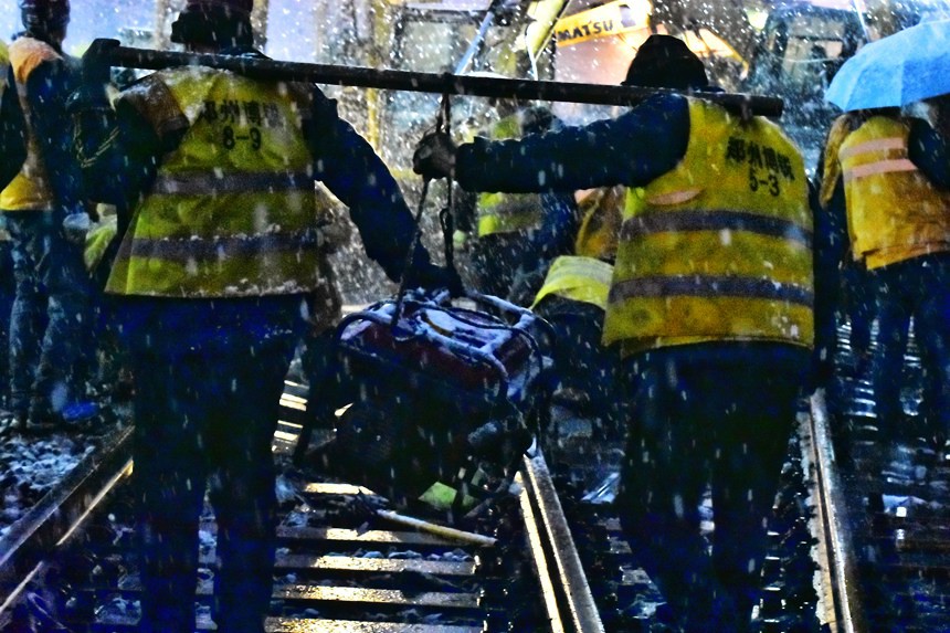 受条件所限，部分料具需人力抬运。强瑞钢摄