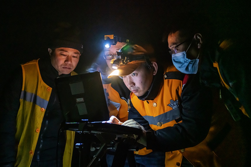 1月10日，郑州东高铁基础设施段组织对巩义南岔区设备进行全面检查。李佳文摄