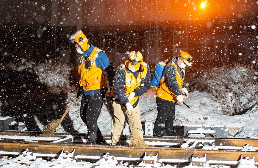 降雪致部分列车晚点，郑州铁路全力确保运输畅通。代明辉摄