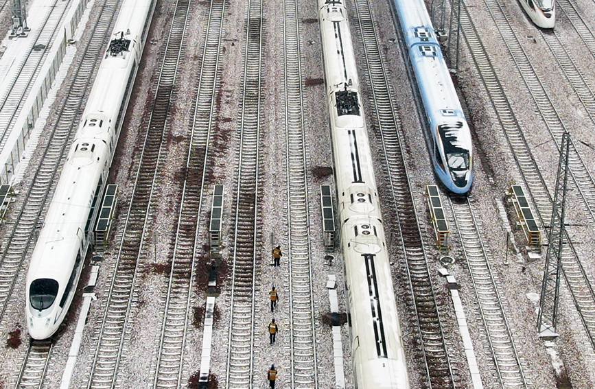 降雪致部分列車晚點，鄭州鐵路全力確保運輸暢通。 韓磊攝