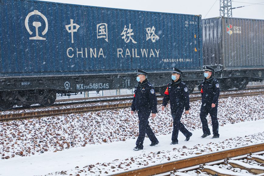 铁路民警冒雪排查线路隐患，为旅客群众营造良好春运环境。陈国军摄