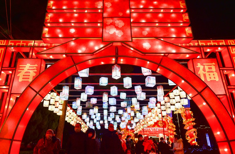 市民在河南洛陽市王城公園“2022王城迎春燈會”上參觀游玩。黃政偉攝