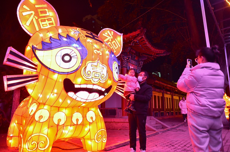 市民在河南洛陽市王城公園“2022王城迎春燈會”上參觀游玩。黃政偉攝 