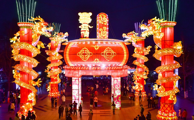 市民在河南洛陽市王城公園“2022王城迎春燈會”上參觀游玩。黃政偉攝
