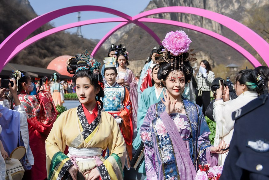 2022第四届云台山汉服花朝节开幕。吴沛萌摄