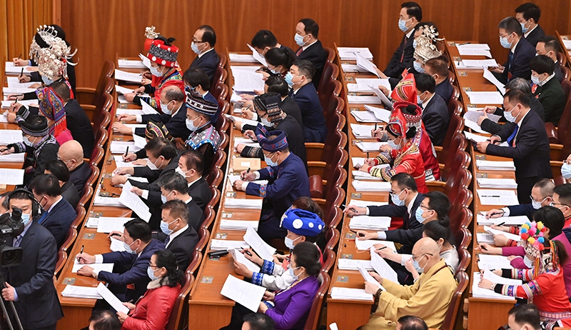 3月5日，第十三届全国人民代表大会第五次会议在北京人民大会堂开幕。这是代表们在认真听会。新华社记者 李鑫 摄