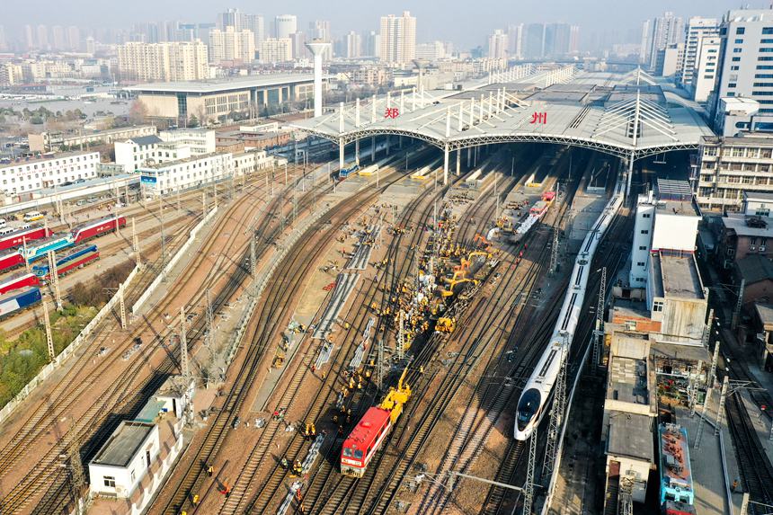 施工現場，一列“復興號”動車組列車平穩駛過施工區段。李中華攝