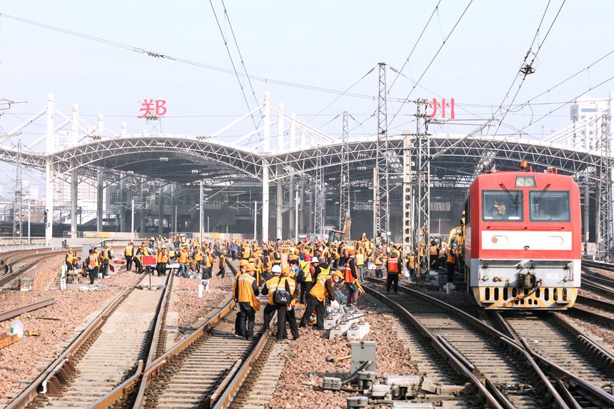 3月11日，郑州火车站154号道岔更换施工现场，作业人员有序地安装新道岔到位。李中华摄