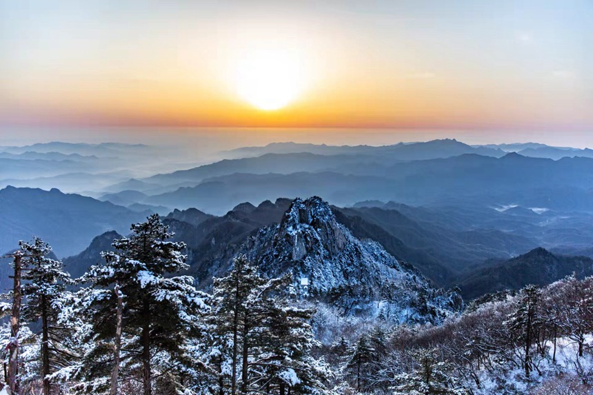 雪后初晴，河南省魯山縣堯山美若仙境。馬進偉攝