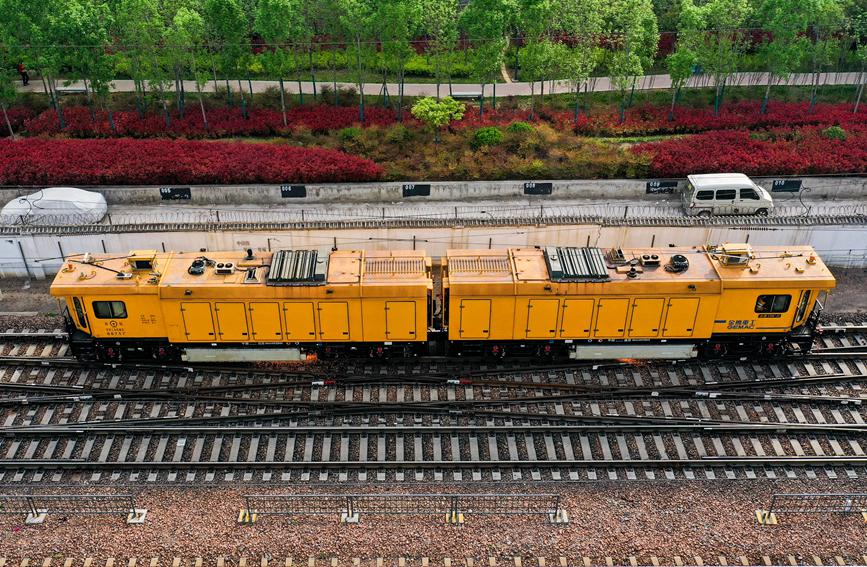 2022年4月9日，河南郑州，京广铁路大型养路机械对道岔岔心进行重点打磨。李中华摄