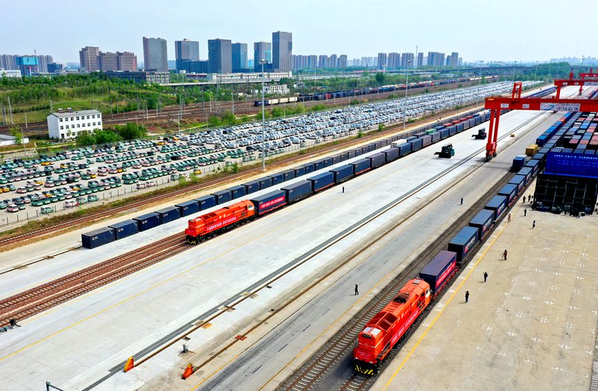 郑州至河内中欧班列与郑州至万象中老铁路国际货运列车整装待发。王玮摄