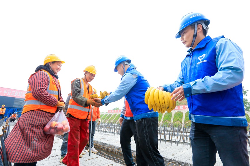 4月30日，在栾卢高速中交三航局六标高速引线护坡绿化工地，项目部党员志愿者和青年志愿者慰问劳作的一线工人。李东阳摄