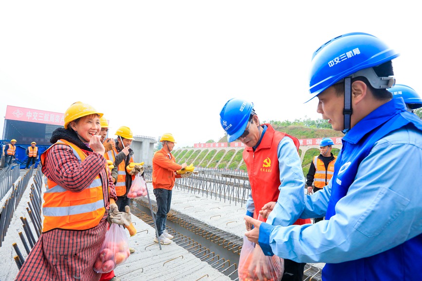 4月30日，在栾卢高速中交三航局六标高速引线护坡绿化工地，项目部党员志愿者和青年志愿者慰问劳作的一线工人。李东阳摄