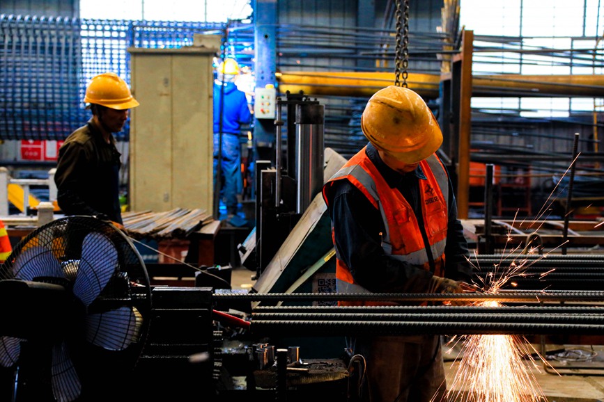 4月30日，在栾卢高速中交三航局六标钢筋加工厂，工人在桩基钢筋笼焊接设备上精心焊接长达30米的钢筋笼。聂金锋