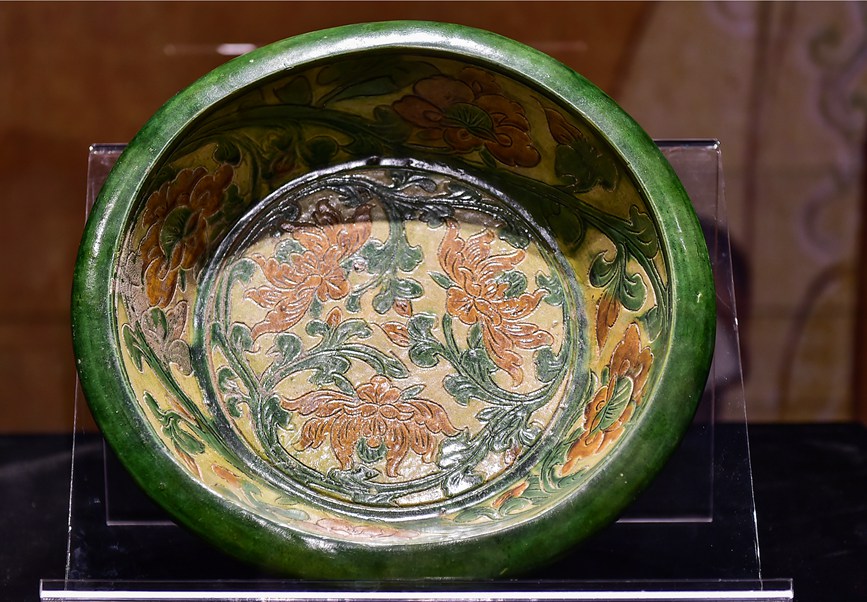 洛阳牡丹博物馆展出的三彩牡丹纹大盘文物。黄政伟摄