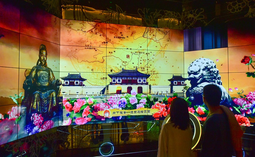 市民在洛阳牡丹博物馆了解牡丹文化传播历史。黄政伟摄