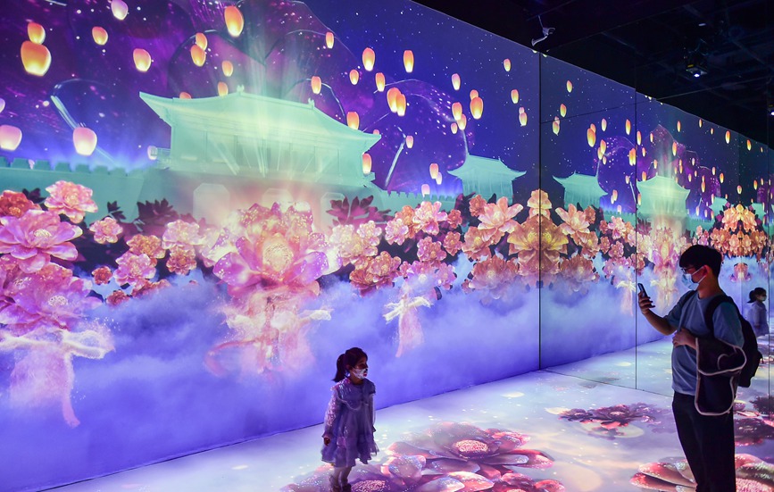 市民在洛阳牡丹博物馆欣赏“梦回大唐”牡丹文化投影秀。黄政伟摄