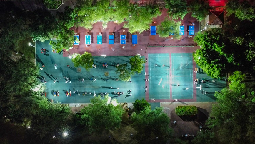 市民在洛阳市洛河岸边的洛浦公园内休闲健身（无人机照片）。黄政伟摄