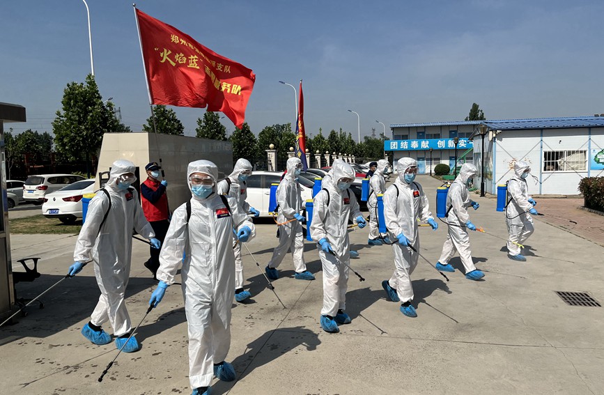 “火焰蓝”化身“防疫白”，忙碌在防疫一线。郑州市消防救援支队供图