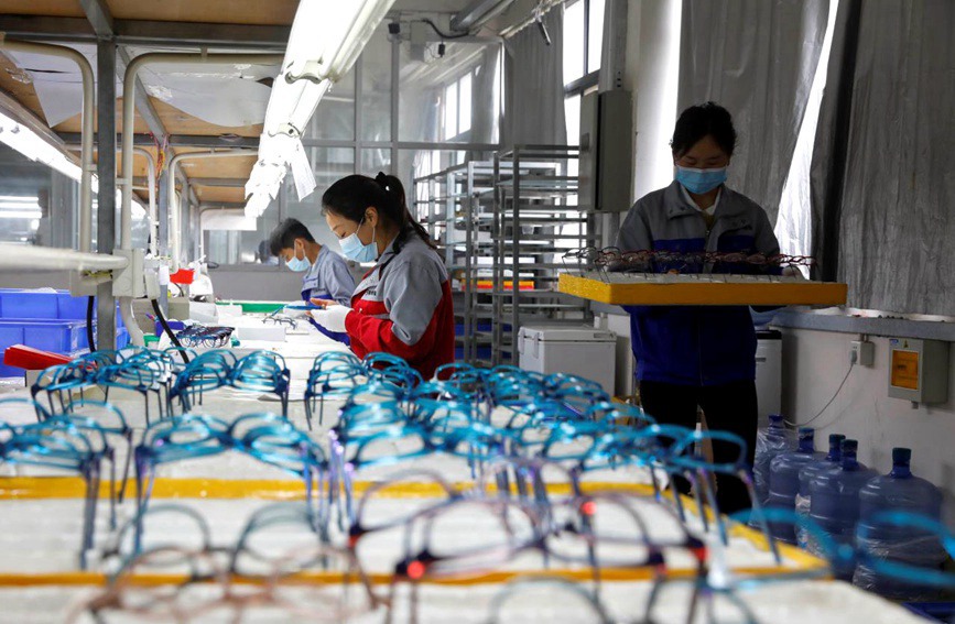 5月12日，在河南省平顶山市宝丰县一家眼镜加工企业，工人在做眼镜框。何五昌摄