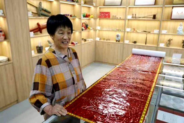 河南宝丰古稀艺人耗时2年完成剪纸长卷《清明上河图》